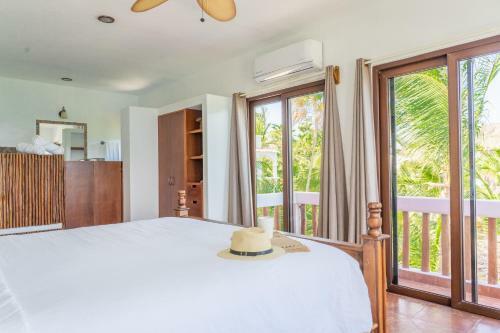 Beachfront House Ocean View Balcony Sun Beds & Garden Nice Amenities
