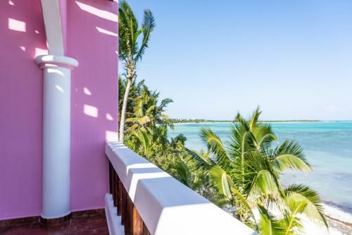 Beachfront House Ocean View Balcony Sun Beds & Garden Nice Amenities