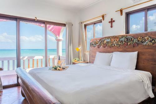 Beachfront House Ocean View Balcony Sun Beds & Garden Nice Amenities