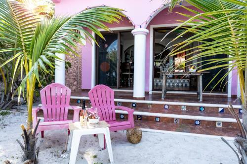 Beachfront House Ocean View Balcony Sun Beds & Garden Nice Amenities