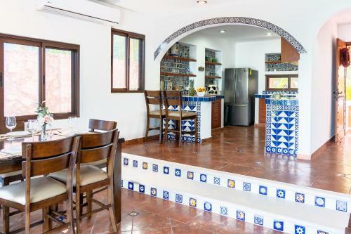 Beachfront House Ocean View Balcony Sun Beds & Garden Nice Amenities