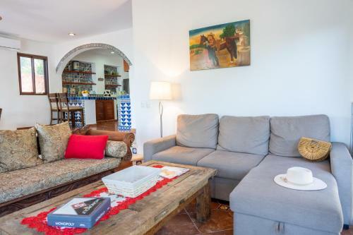Beachfront House Ocean View Balcony Sun Beds & Garden Nice Amenities