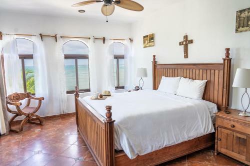 Beachfront House Ocean View Balcony Sun Beds & Garden Nice Amenities
