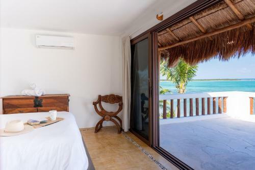Beachfront House Ocean View Balcony Sun Beds & Garden Nice Amenities