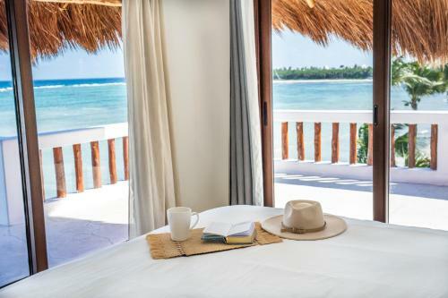 Beachfront House Ocean View Balcony Sun Beds & Garden Nice Amenities