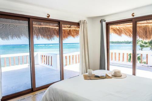 Beachfront House Ocean View Balcony Sun Beds & Garden Nice Amenities