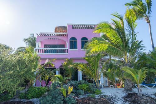 Beachfront House Ocean View Balcony Sun Beds & Garden Nice Amenities