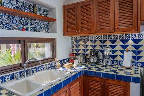 Beachfront House Ocean View Balcony Sun Beds & Garden Nice Amenities