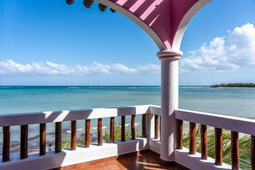 Beachfront House Ocean View Balcony Sun Beds & Garden Nice Amenities
