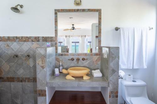 Beachfront House Ocean View Balcony Sun Beds & Garden Nice Amenities