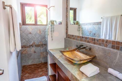 Beachfront House Ocean View Balcony Sun Beds & Garden Nice Amenities