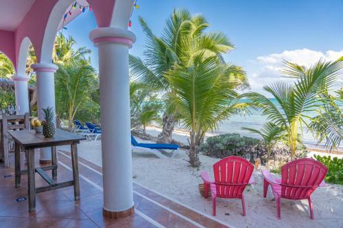 Beachfront House Ocean View Balcony Sun Beds & Garden Nice Amenities