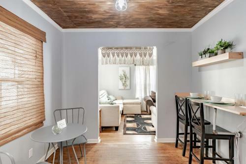 Sunny Midtown Cottage- Midtown Mobile