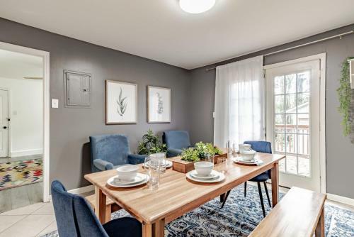 Sunny Midtown Cottage- Midtown Mobile