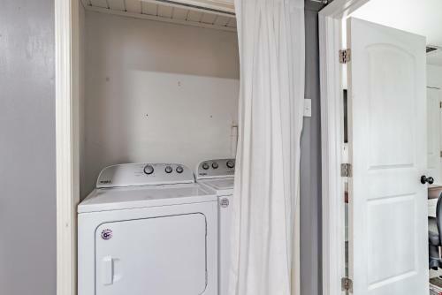 Sunny Midtown Cottage- Midtown Mobile