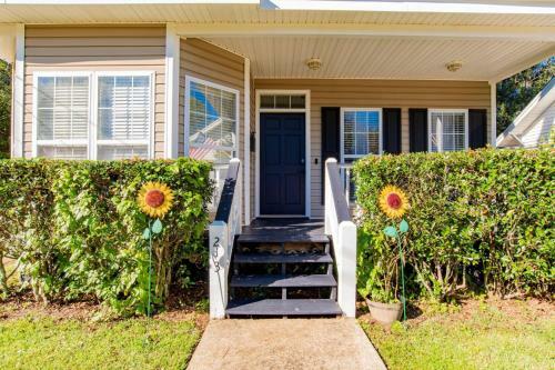 Hazel's Happy Hideaway- Midtown Mobile!