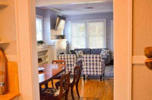 Perfectly Modern Craftsman- Close To Everything!