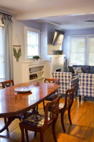 Perfectly Modern Craftsman- Close To Everything!