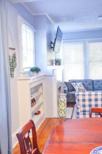 Perfectly Modern Craftsman- Close To Everything!