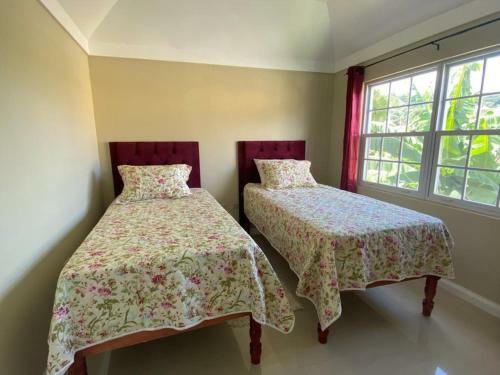 Paradise Heaven Is A Cheerful 2 Bedroom Townhouse
