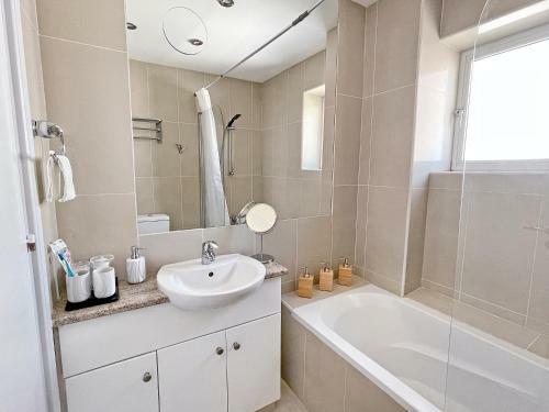 Apartamento 2br Seaview Apt In Prime Location 1 Min From Sea