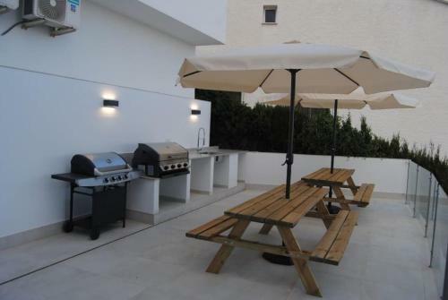 Luxury Villa With Heated Pool For 12 To 14 People