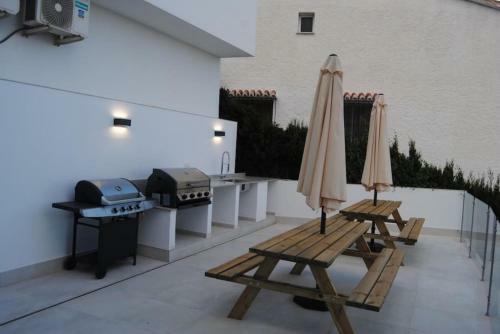 Luxury Villa With Heated Pool For 12 To 14 People