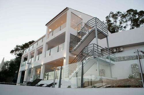 Luxury Villa With Heated Pool For 12 To 14 People