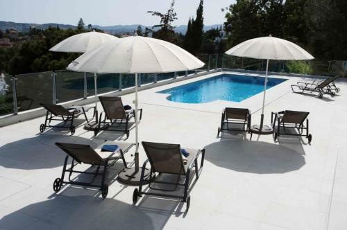 Luxury Villa With Heated Pool For 12 To 14 People