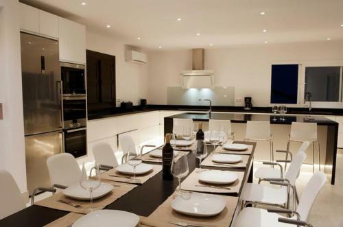 Luxury Villa With Heated Pool For 12 To 14 People