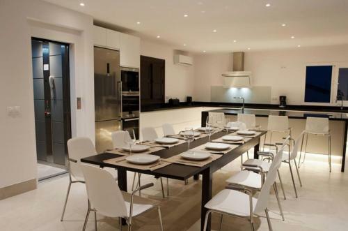 Luxury Villa With Heated Pool For 12 To 14 People