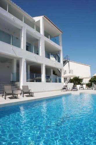 Luxury Villa With Heated Pool For 12 To 14 People