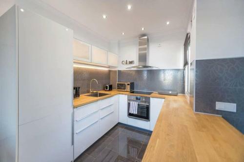 Modern, Totally Reformed Apartment With Views