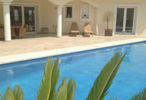 Luxurious Villa In The Sun