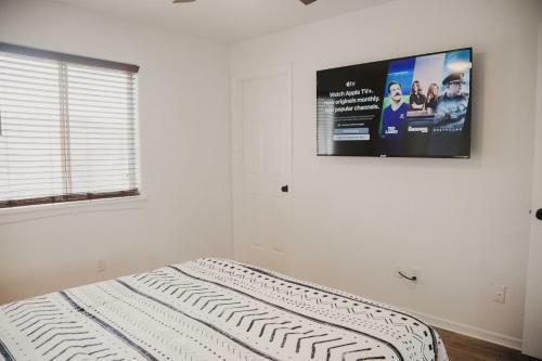 New! Updated Home Close To Everything, Bbq