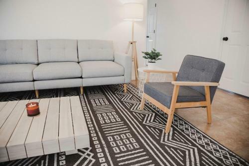 New! Updated Home Close To Everything, Bbq