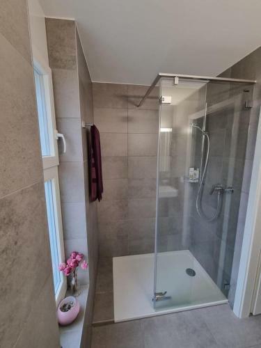 Room With Private Bathroom & Parking