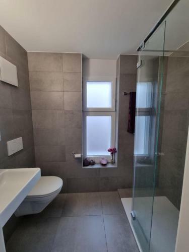 Room With Private Bathroom & Parking
