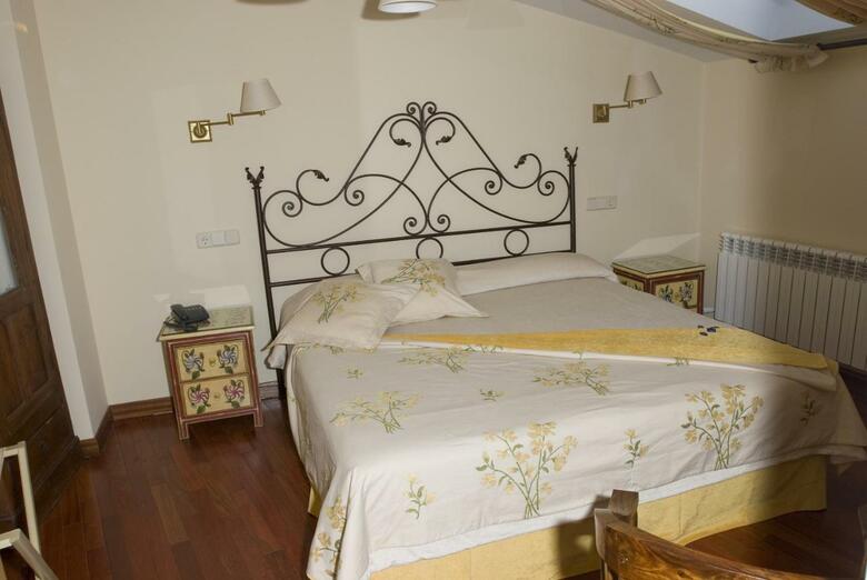 Hotel La Posada Del Ti�tar