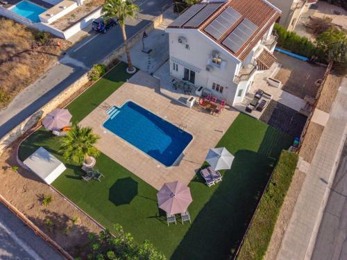Stunning Family Villa Walking Distance From The Beach!