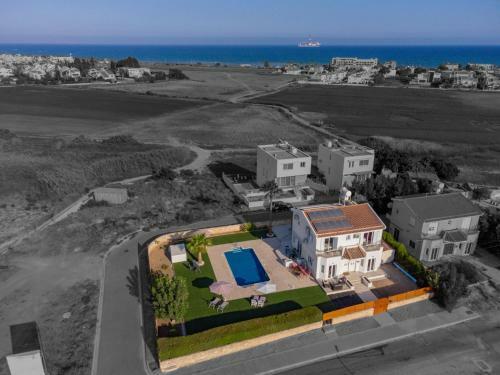 Stunning Family Villa Walking Distance From The Beach!
