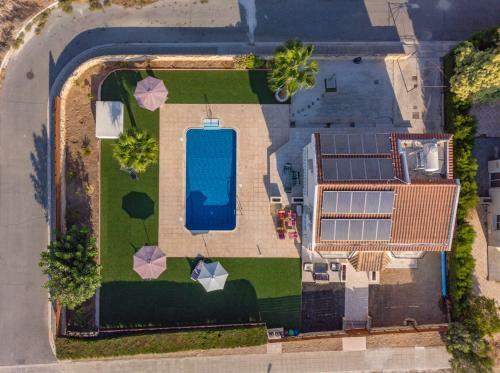 Stunning Family Villa Walking Distance From The Beach!