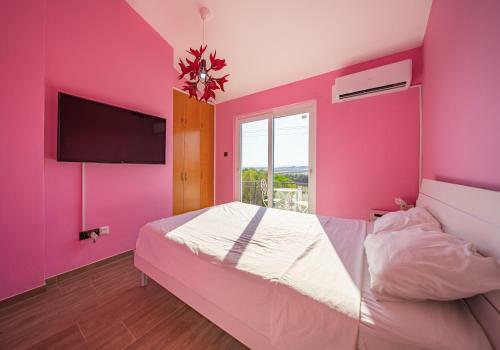Stunning Family Villa Walking Distance From The Beach!