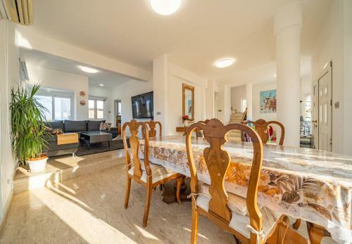 Stunning Family Villa Walking Distance From The Beach!