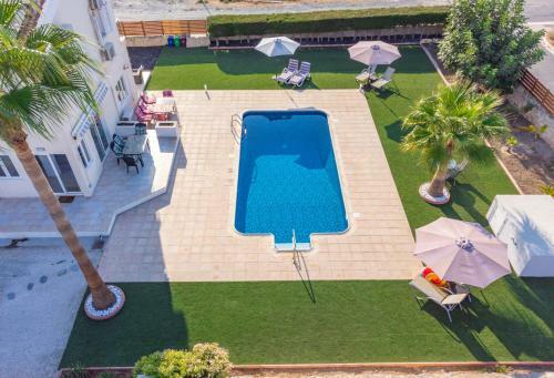 Stunning Family Villa Walking Distance From The Beach!