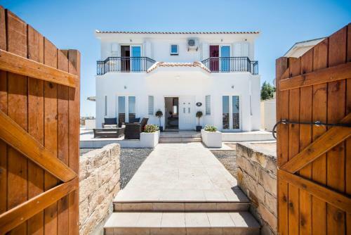Stunning Family Villa Walking Distance From The Beach!