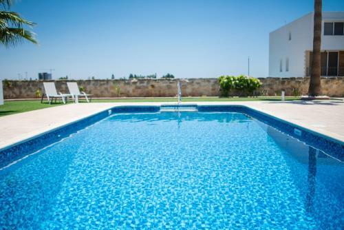 Stunning Family Villa Walking Distance From The Beach!