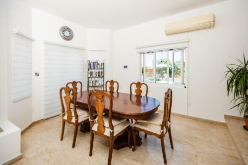 Stunning Family Villa Walking Distance From The Beach!