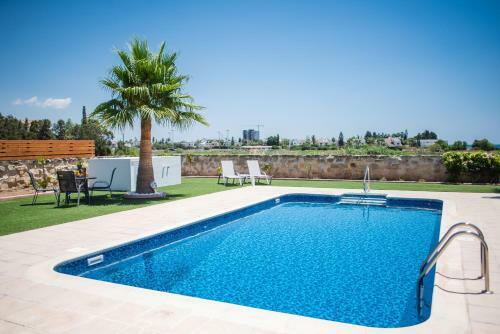 Stunning Family Villa Walking Distance From The Beach!