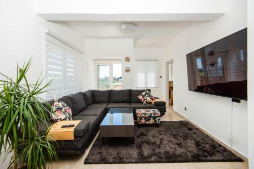 Stunning Family Villa Walking Distance From The Beach!